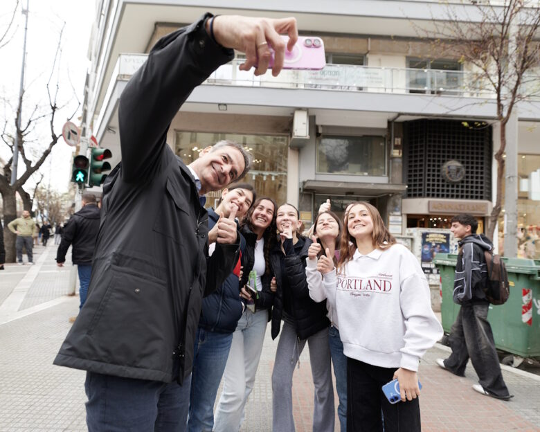 Χαλαρό στιγμιότυπο από την επίσκεψη του Κυριάκου Μητσοτάκη στο εργοτάξιο του Flyover στη Θεσσαλονίκη