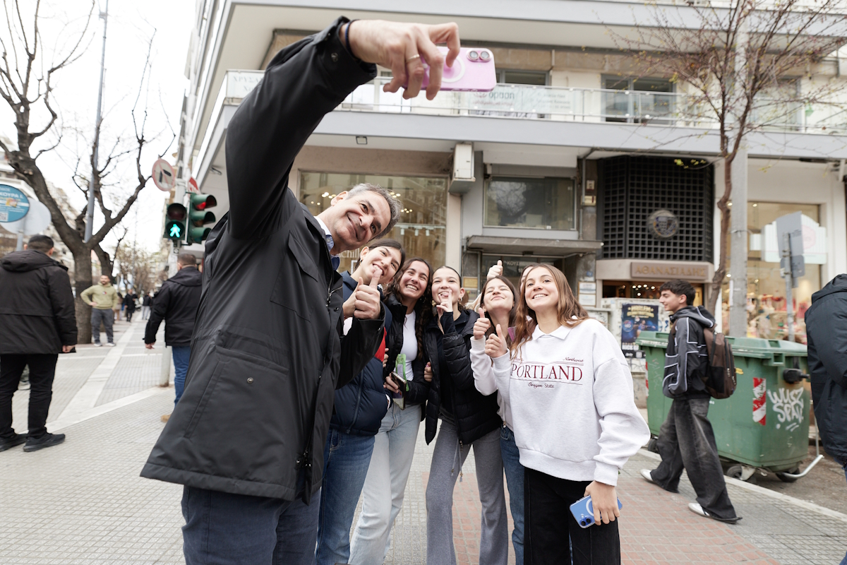 Χαλαρό στιγμιότυπο από την επίσκεψη του Κυριάκου Μητσοτάκη στο εργοτάξιο του Flyover στη Θεσσαλονίκη