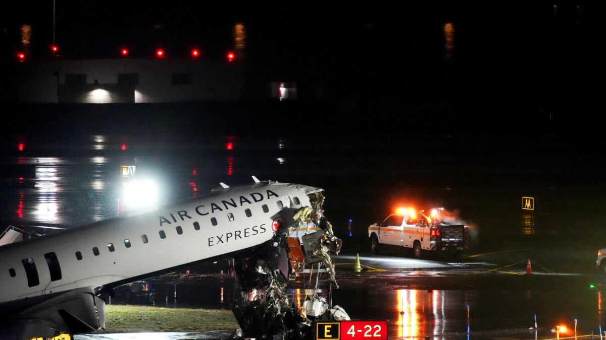 Σύγκρουση αεροπλάνου με πυροσβεστικό στο αεροδρόμιο LaGuardia