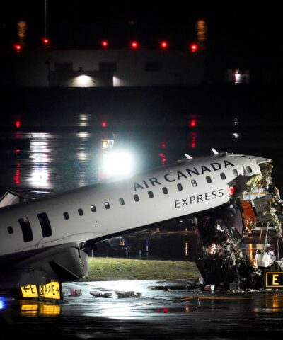 Σύγκρουση αεροπλάνου με πυροσβεστικό στο αεροδρόμιο LaGuardia