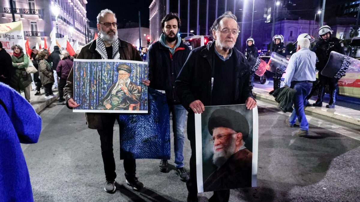 Ο Παναγιώτης Λαφαζάνης με τη φωτογραφία του Αλί Χαμενεϊ