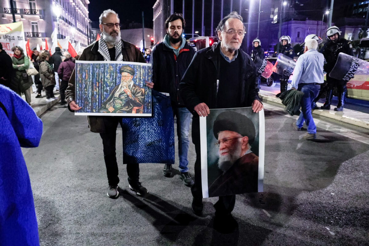 Ο Παναγιώτης Λαφαζάνης με τη φωτογραφία του Αλί Χαμενεϊ