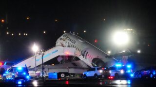 Σύγκρουση αεροσκάφους με πυροσβεστικό στο LaGuardia