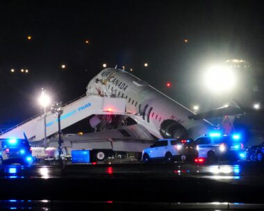 Σύγκρουση αεροσκάφους με πυροσβεστικό στο LaGuardia