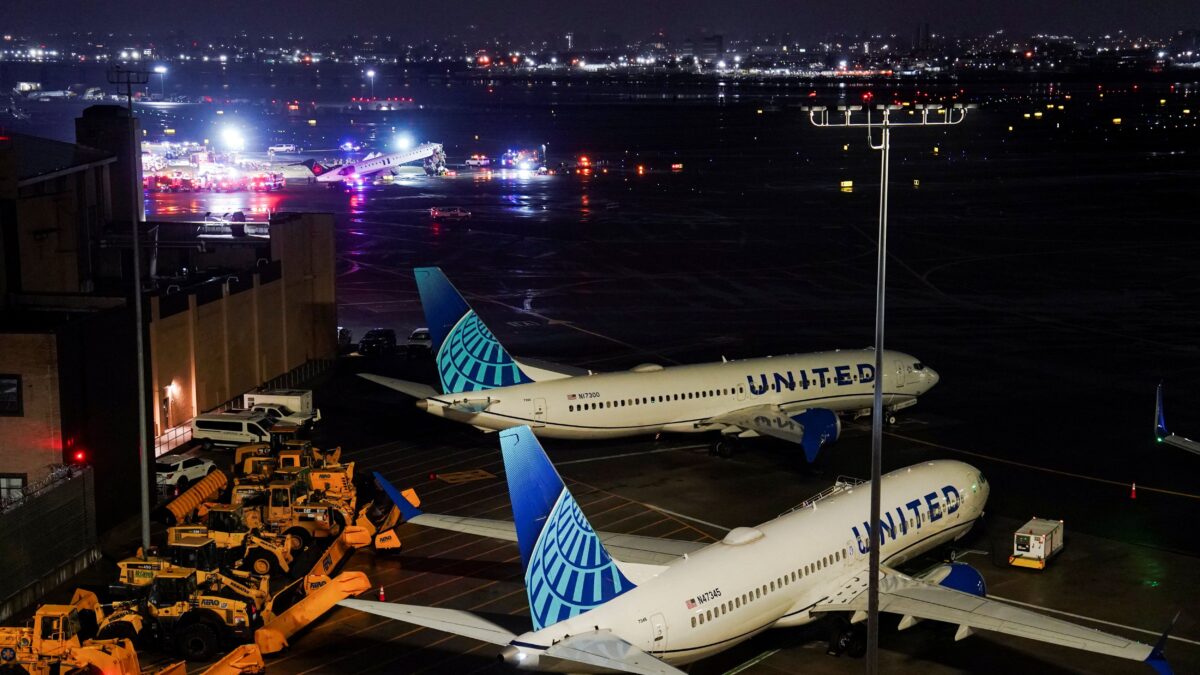 Σύγκρουση αεροπλάνου με πυροσβεστικό στο αεροδρόμιο LaGuardia