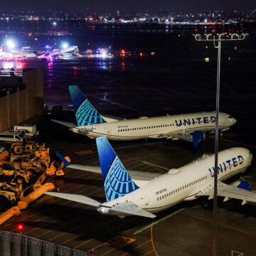 Σύγκρουση αεροπλάνου με πυροσβεστικό στο αεροδρόμιο LaGuardia