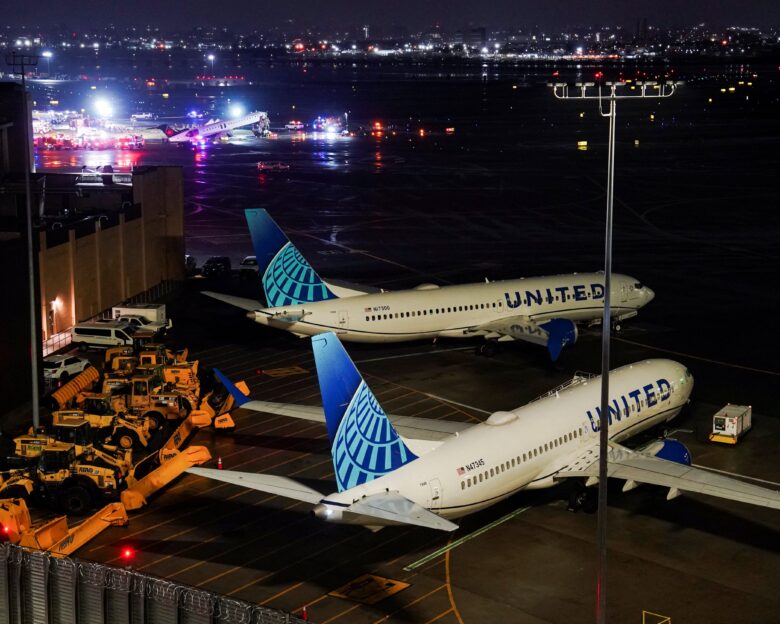 Σύγκρουση αεροπλάνου με πυροσβεστικό στο αεροδρόμιο LaGuardia