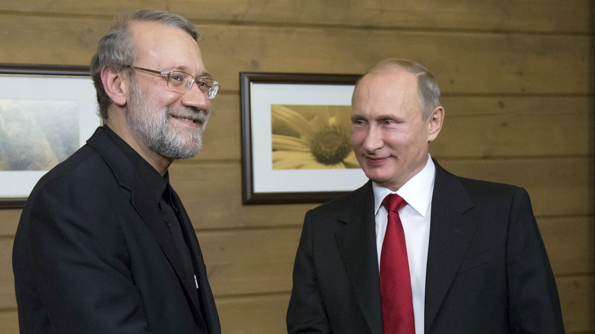 Ο Πρόεδρος της Ρωσίας Βλαντιμίρ Πούτιν σφίγγει το χέρι του τότε Προέδρου του Ιρανικού Κοινοβουλίου Αλί Λαριτζάνι, κατά τη συνάντησή τους μετά από μια συνεδρίαση του Διεθνούς Συλλόγου Συζητήσεων στην Ρωσία το 2015