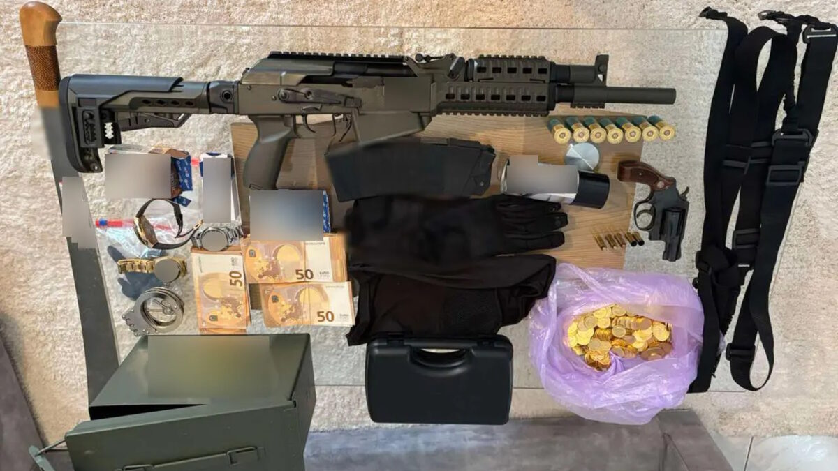 Βρέθηκαν λίρες και όπλα