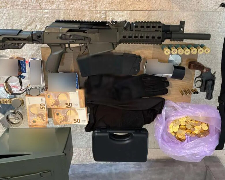 Βρέθηκαν λίρες και όπλα στην κατοχή οικογένειας Ρομά στη Λάρισα