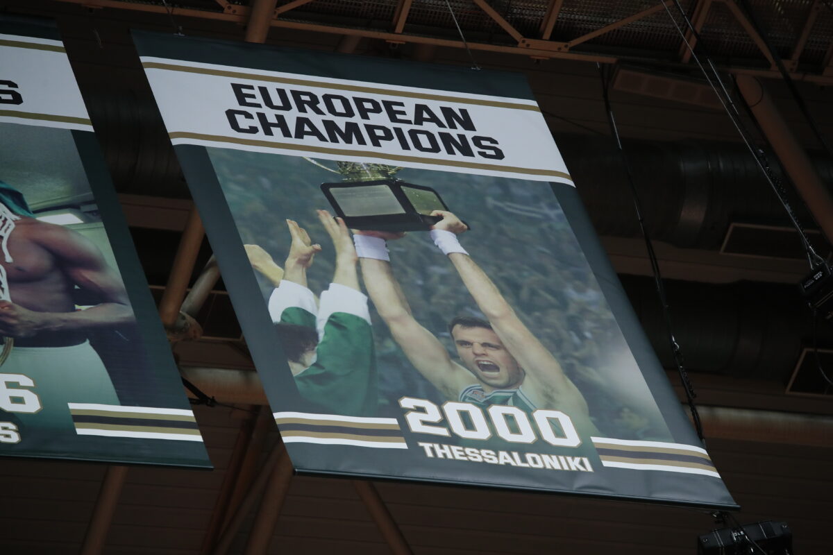 Το λάβαρο στον ουρανό του Telekom Center