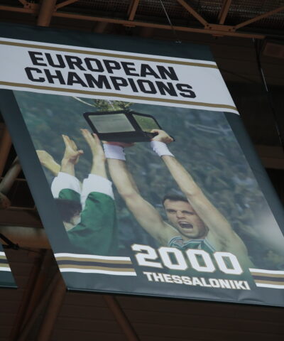 Το λάβαρο στον ουρανό του Telekom Center