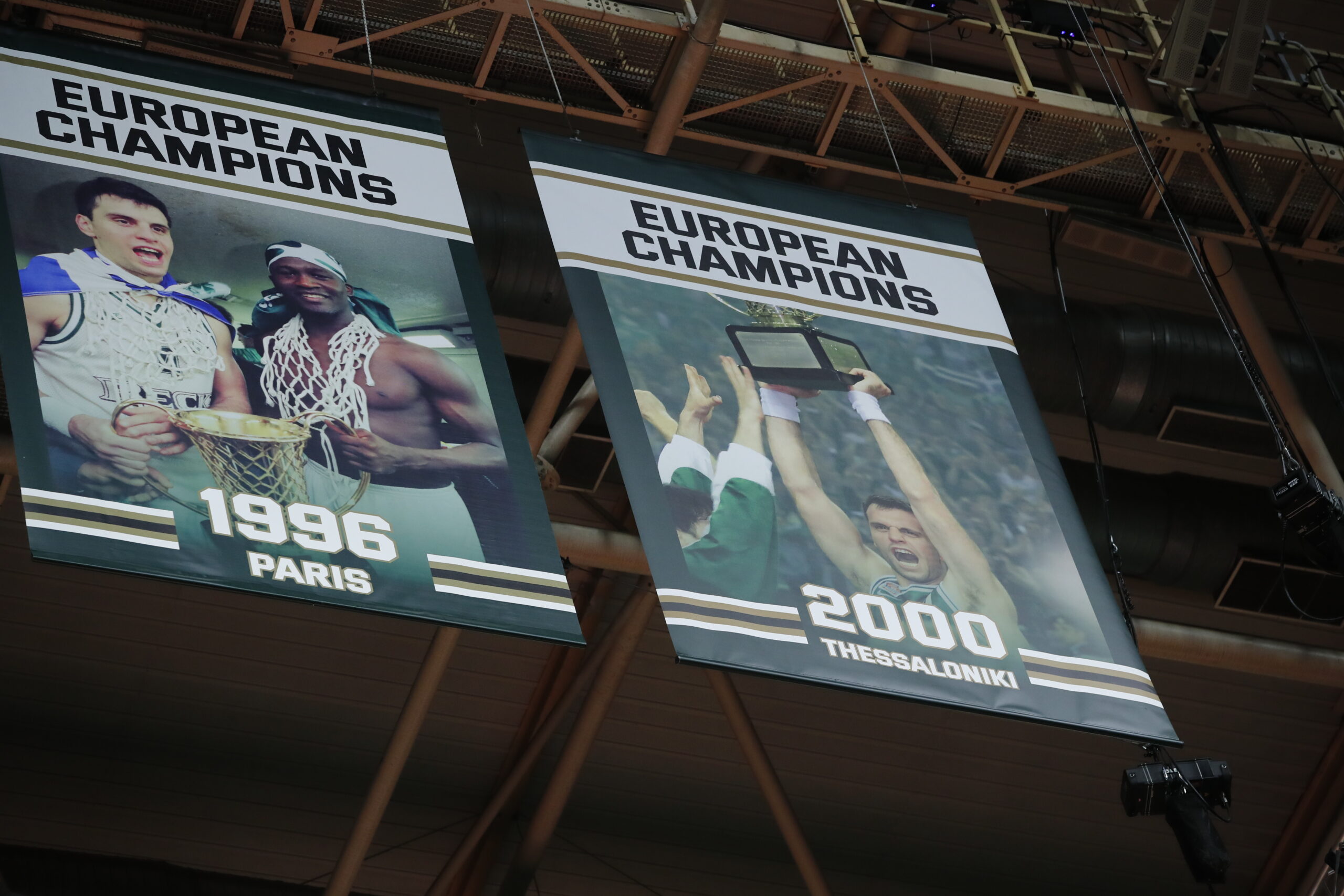 Το νέο λάβαρο στην οροφή του Telekom Center για τη Euroleague του 2000