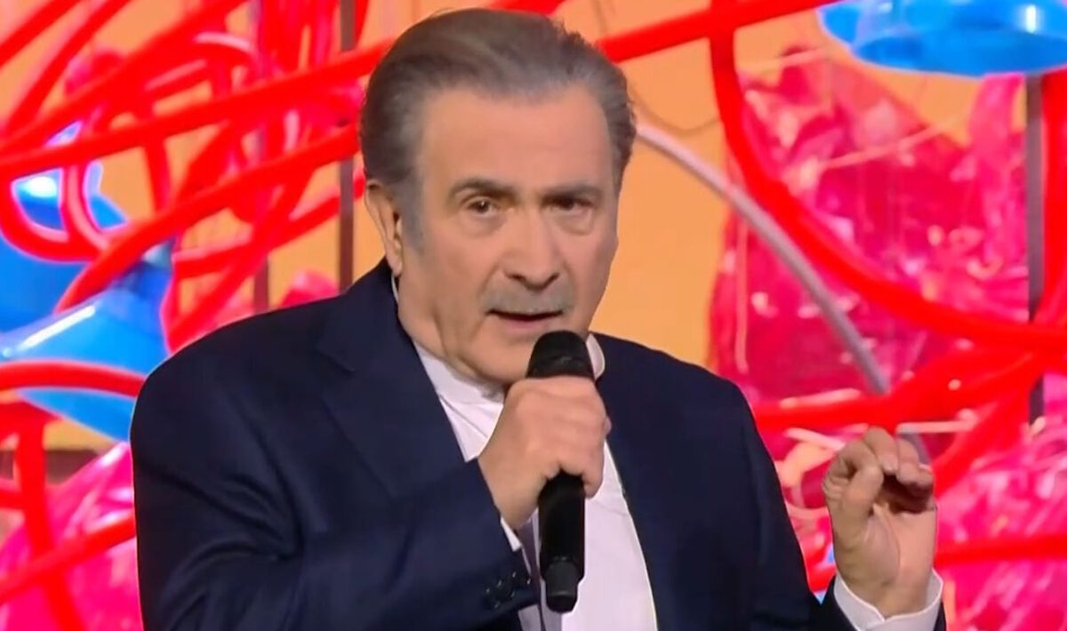 Ο Λάκης Λαζόπουλος κατά τη διάρκεια του «Αλ Τσαντίρι Νιουζ»
