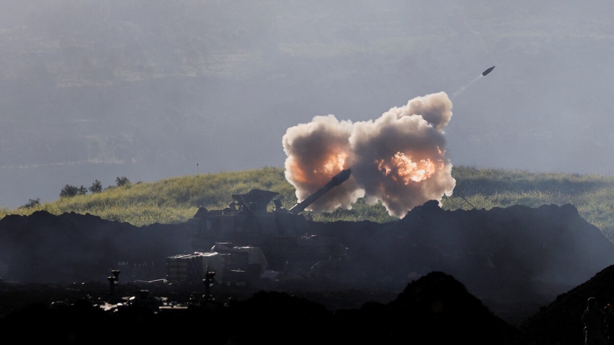 Η στιγμή που ισραηλινό πυροβολικό χτυπάει θέσεις της Χεζμπολάχ στον νότιο Λίβανο