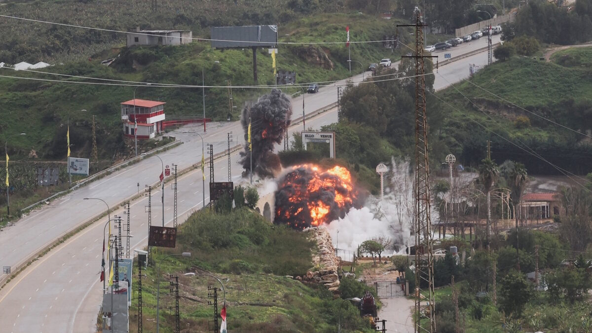 Μεγάλο σύννεφο καπνού μετά από ισραηλινή αεροπορική επιδρομή σε μια γέφυρα, στο πλαίσιο της κλιμάκωσης της σύγκρουσης μεταξύ της Χεζμπολάχ και του Ισραήλ, εν μέσω της αμερικανο-ισραηλινής σύγκρουσης με το Ιράν, κοντά στο Κασμίγιε του Λιβάνου