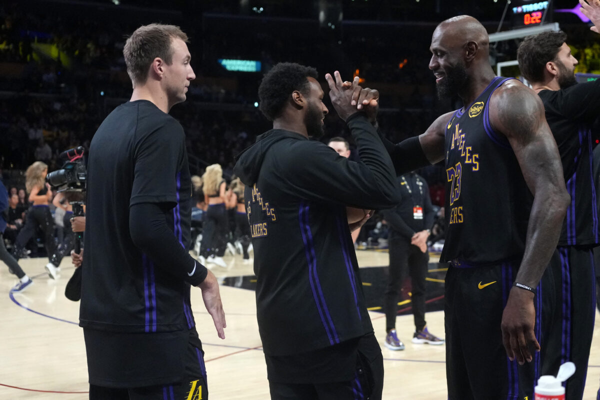 Ο Λεμπρόν Τζέιμς έδωσε την πρώτη ασίστ στον γιο του, Μπρόνι και έγραψε ιστορία στο NBA