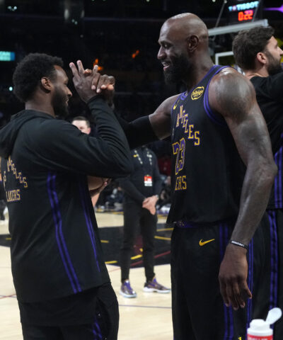 Ο Λεμπρόν και ο Μπρόνι Τζέιμς