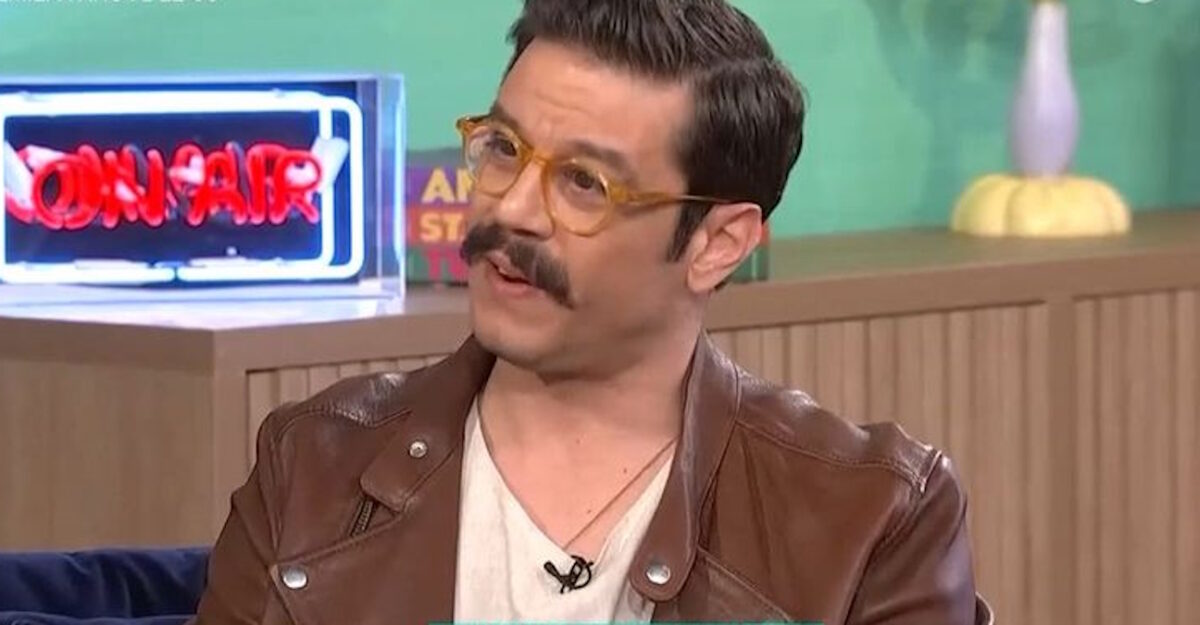 Ο Λεωνίδας Καλφαγιάννης μιλά για τα πρώτα του βήματα στο θέατρο και συγκινεί αναφερόμενος στον Νίκο Κούρκουλο