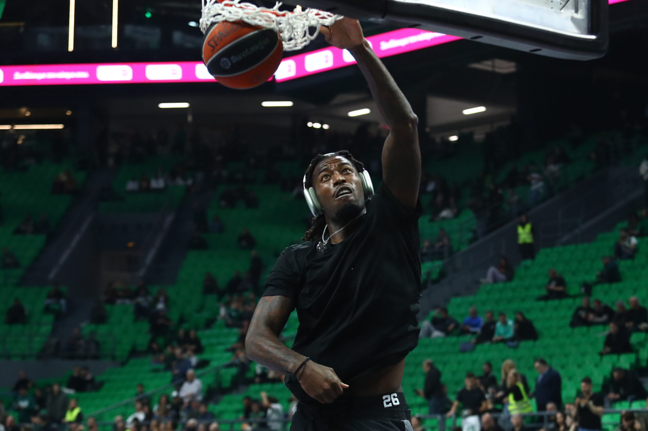 Ο Λεσόρ καρφώνει στην προθέρμανση/ (ΜΑΡΚΟΣ ΧΟΥΖΟΥΡΗΣ / EUROKINISSI)