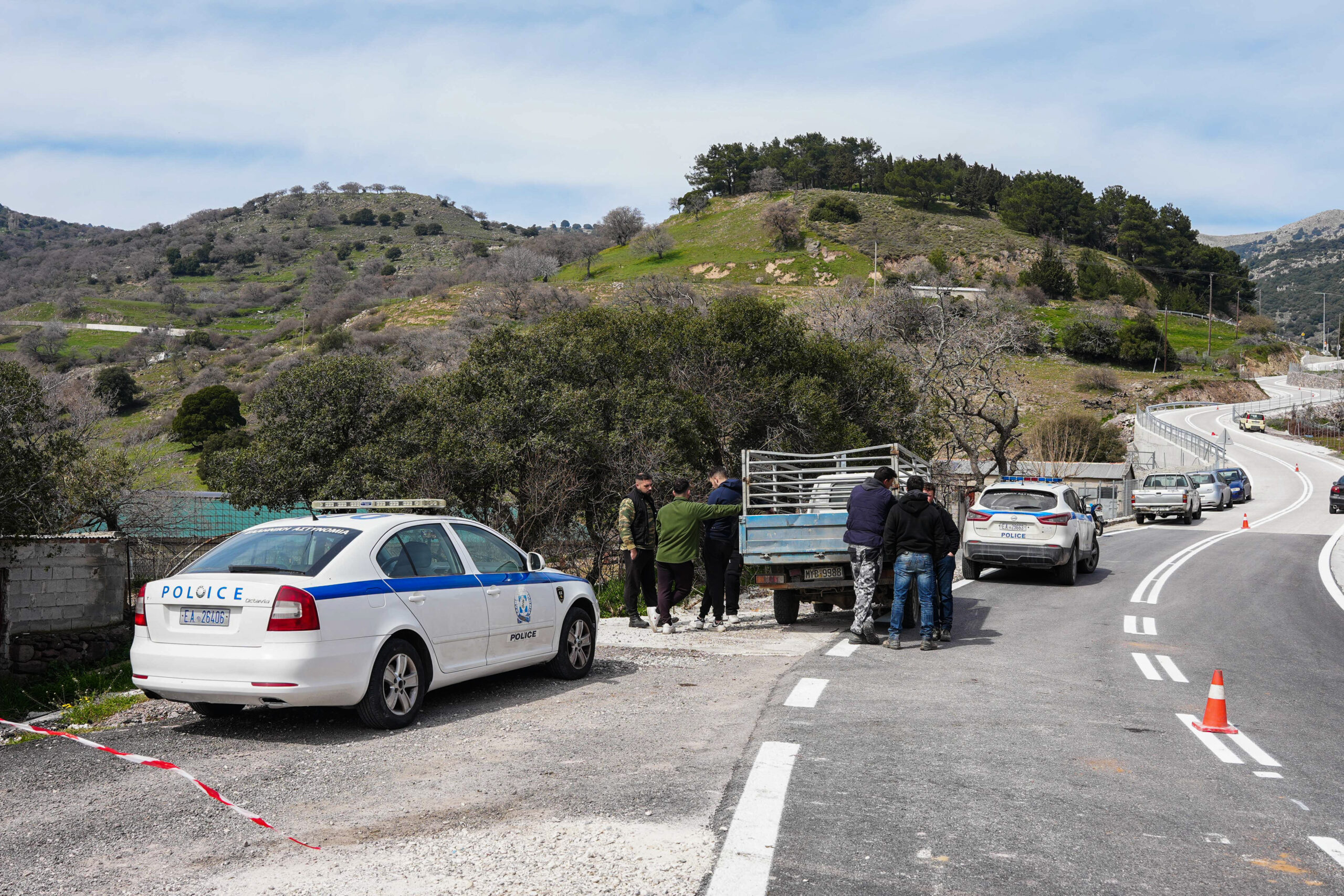 Κρούσματα αφθώδους πυρετού σε κτηνοτροφική μονάδα της Λέσβου, στο χωριό Πελόπη, Τρίτη 17 Μαρτίου 2026. Το  πρώτο κρούσμα αφθώδους πυρετού στην Ελλάδα μετά από 20 χρόνια (η τελευταία φορά που ο ιός είχε κάνει την εμφάνισή του στη χώρα μας ήταν το 2000-2001), εντοπίστηκε  σε εκτροφή βοοειδών την Κυριακή 15 Μαρτίου στην περιοχή της Πελόπης, στη Δημοτική Ενότητα Μανταμάδου του Δήμου Δυτικής Λέσβου. Στην περιοχή της Τουρκίας που βρίσκεται απέναντι από τον Μανταμάδο, ο αφθώδης πυρετός είναι σε μεγάλη έξαρση. Σε έκτακτη σύσκεψη στο υπουργείο Ανάπτυξης και Τροφίμων αποφασίστηκε εφαρμογή σχεδίου έκτακτης ανάγκης  σύμφωνα με την ευρωπαική και εθνική νομοθεσία. Εκτός από την απαγόρευση σφαγών ζώων εντός του νησιού, ισχύει και απαγόρευση μετακίνησης ζώντων ζώων εντός και εκτός νησιού αλλά και απαγόρευση διακίνησης τροφίμων ζωικής προέλευσης απο πολίτες, στις προσωπικές τους αποσκευές, εκτός νησιού. Κανένο ζωικό, γαλακτομικό ή τυροκομικό προϊόν δεν βγαίνει από τη Λέσβο. Ηδη, όποιο πλοίο έρχεται και φεύγει από το λιμάνι της Μυτιλήνης, περνάει από τη διαδικασία της απολύμανσης