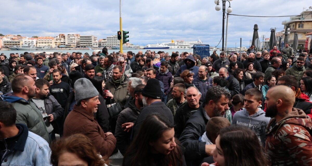Κτηνοτρόφοι της Λέσβου αποκλείουν τις εισόδους στο λιμάνι