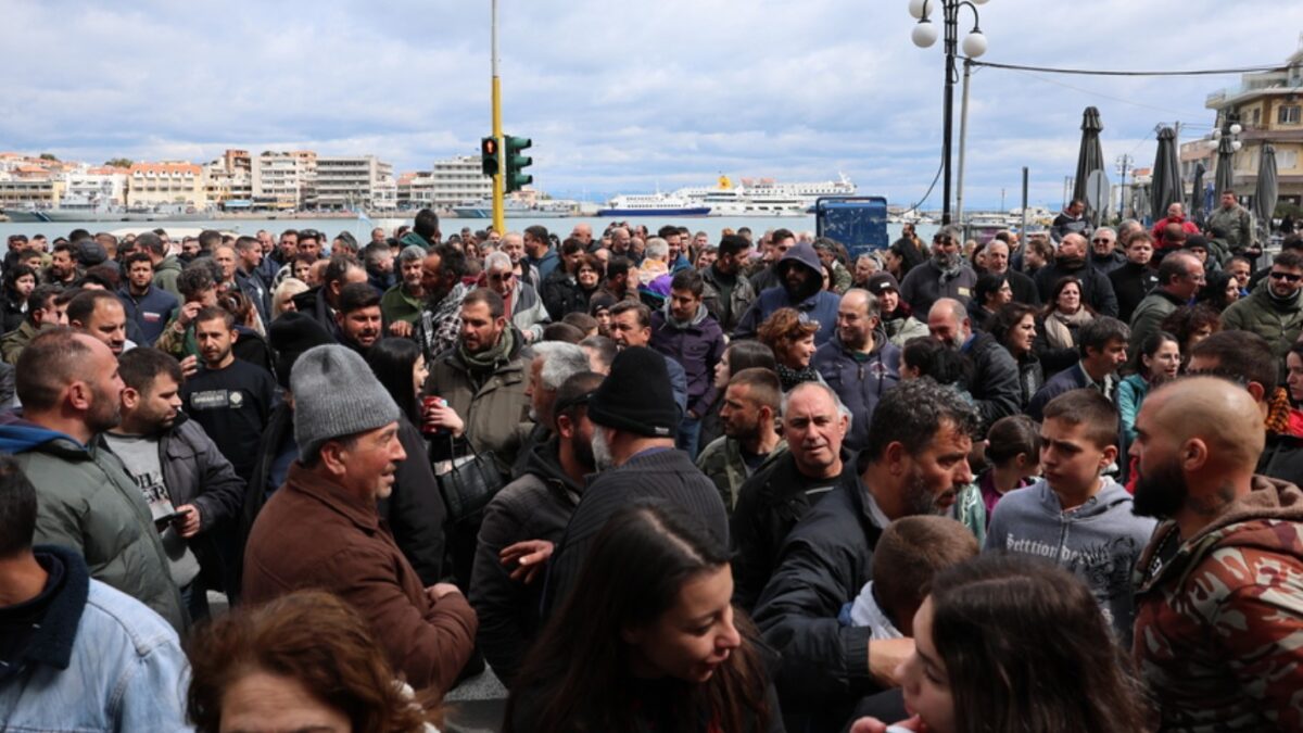 Κτηνοτρόφοι της Λέσβου αποκλείουν τις εισόδους στο λιμάνι