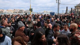 Κτηνοτρόφοι της Λέσβου αποκλείουν τις εισόδους στο λιμάνι