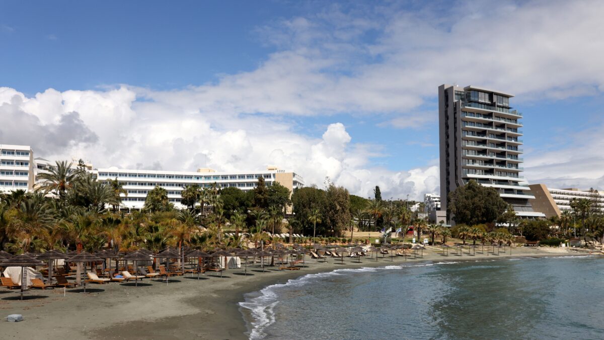 Άδεια παραλία στη Λεμεσό της Κύπρου