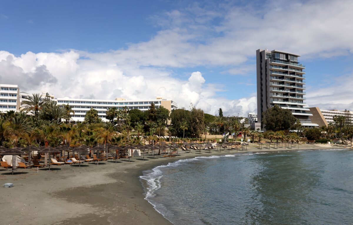 Άδεια παραλία στη Λεμεσό της Κύπρου