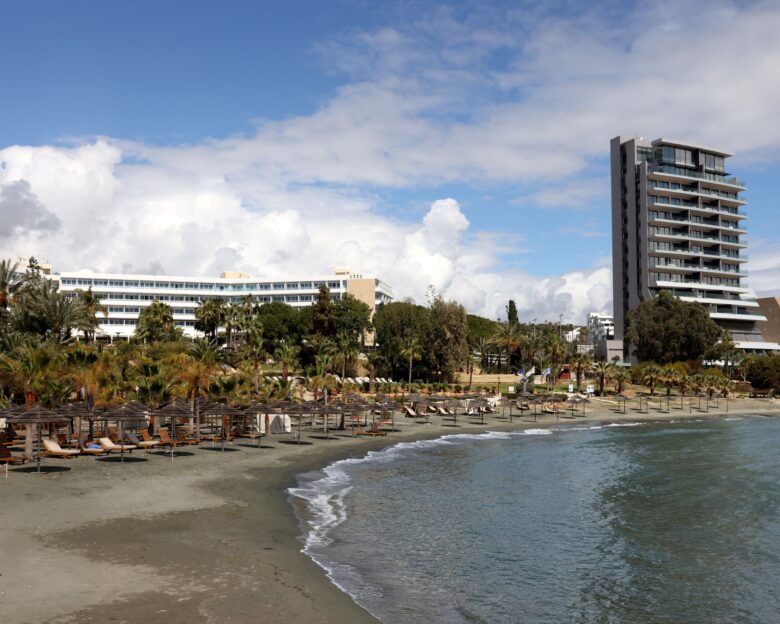 Άδεια παραλία στη Λεμεσό της Κύπρου