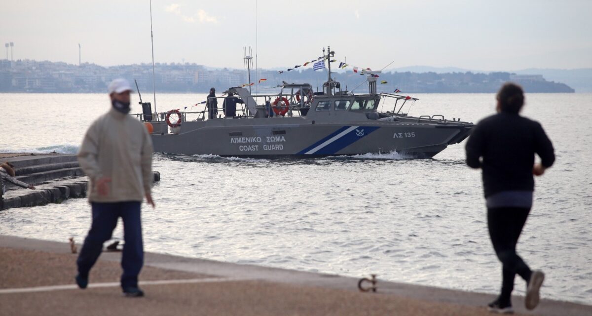 Πλοίο του Λιμενικού στη παραλία Θεσσαλονίκης