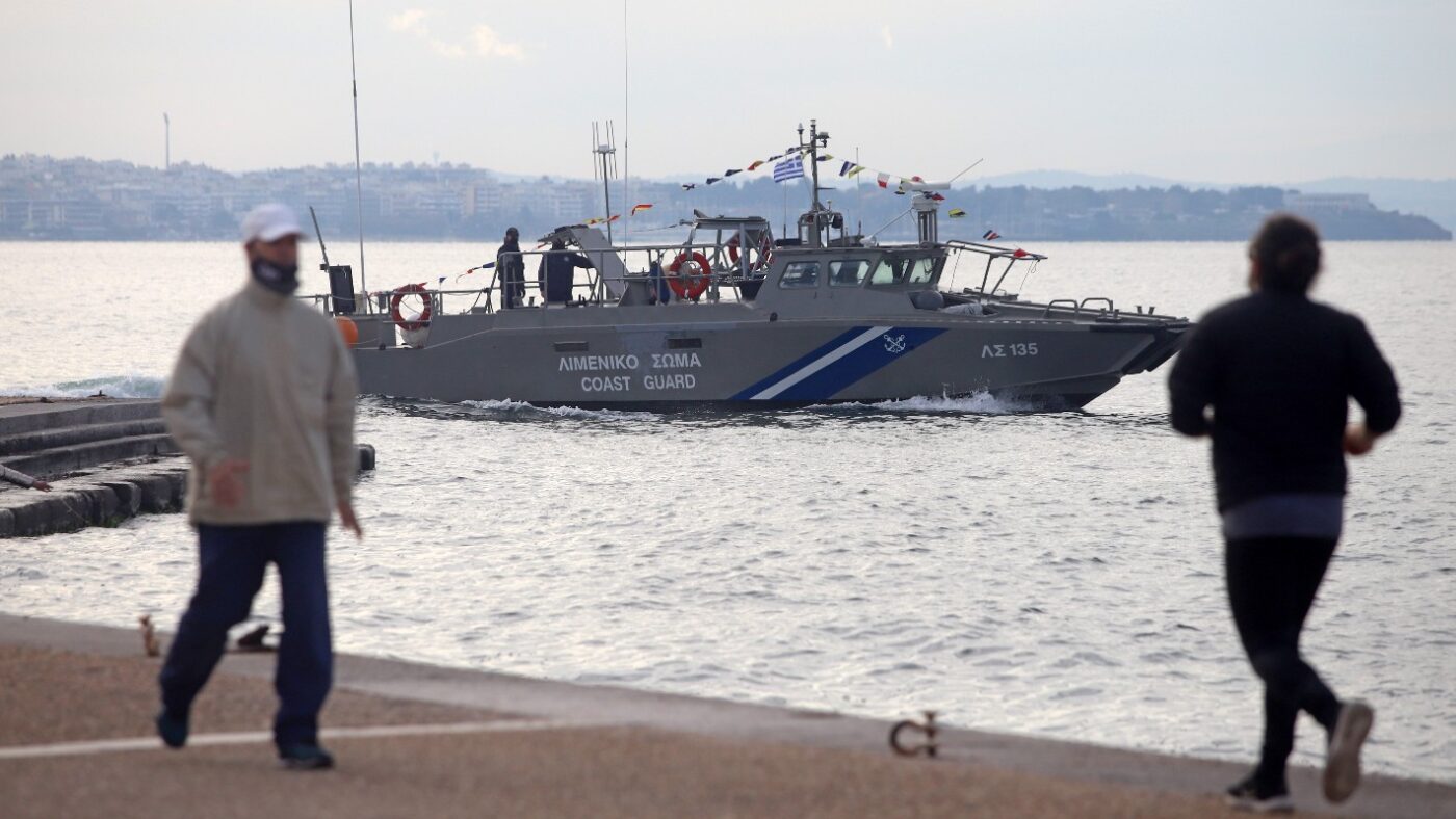 Πλοίο του Λιμενικού στη παραλία Θεσσαλονίκης