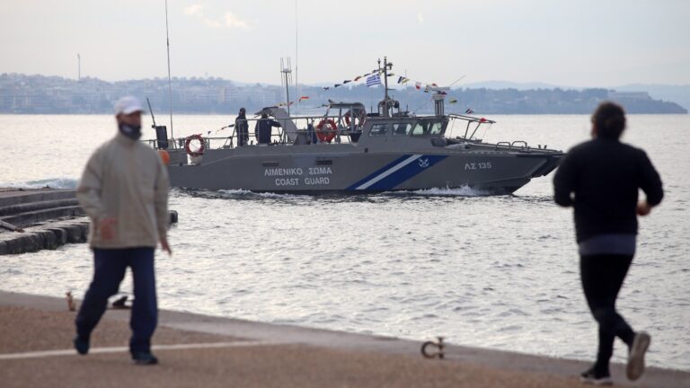 Πλοίο του Λιμενικού στη παραλία Θεσσαλονίκης