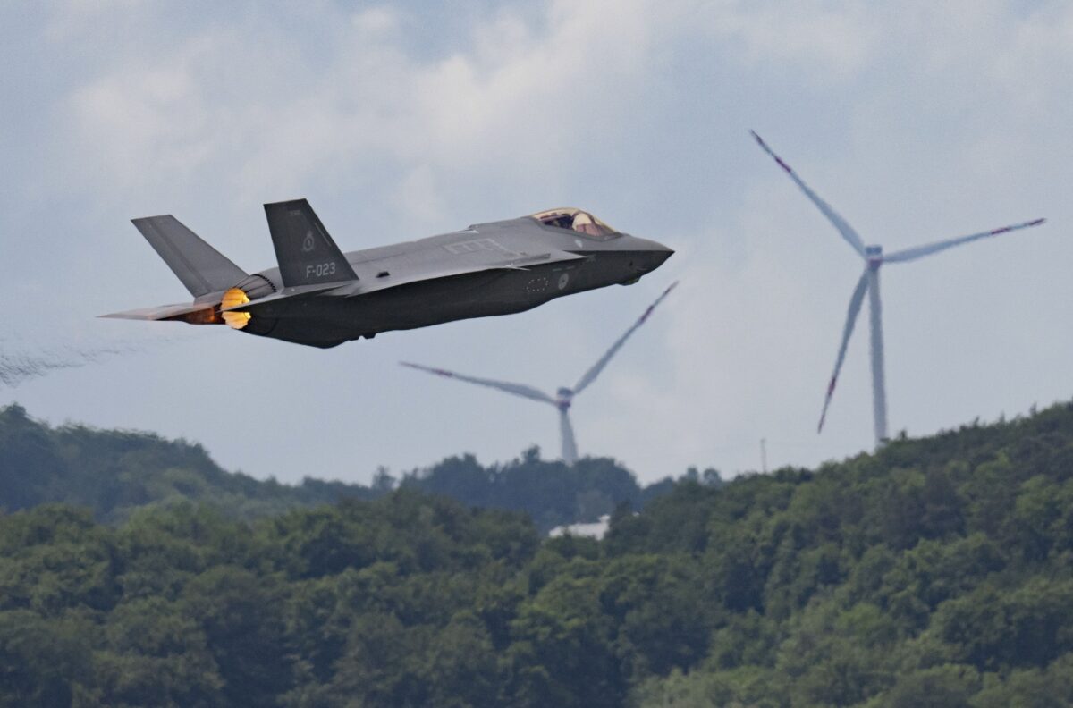 Ένα μαχητικό αεροσκάφος F-35 απογειώνεται από αμερικανική αεροπορική βάση