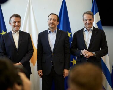 Ο Εμανουέλ Μακρόν, ο Νίκος Χριστοδουλίδης και ο Κυριάκος Μητσοτάκης