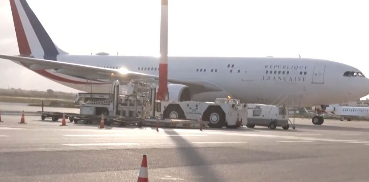 Ο Εμανουέλ Μακρόν έφτασε στη Σούδα – Μετά τη συνάντησή του με τον Νίκο Δένδια θα επισκεφθεί το αεροπλανοφόρο «Σαρλ Ντε Γκωλ»