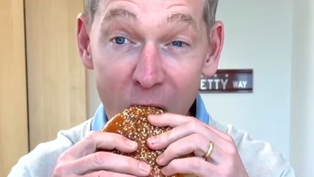 O CEO της McDonald’s που δοκιμάζει το νέο «Big Arch»