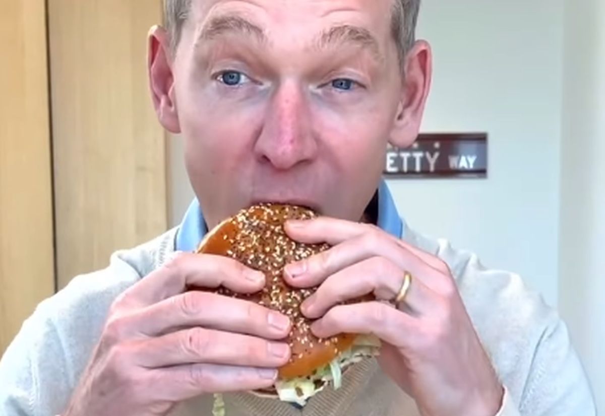 O CEO της McDonald’s που δοκιμάζει το νέο «Big Arch»