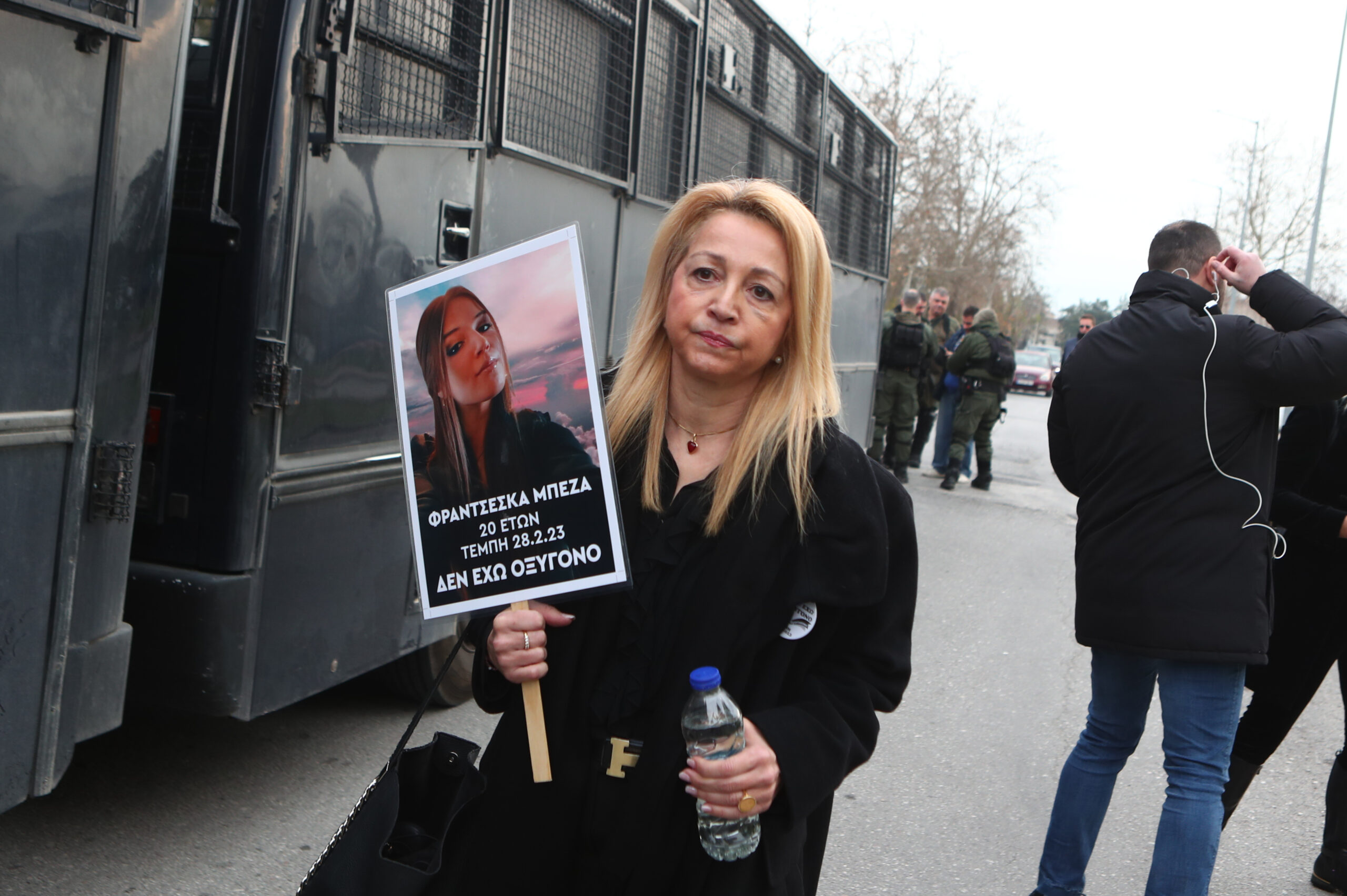 Δίκη για το σιδηροδρομικό δυστύχημα στα Τέμπη, που στοίχισε τη ζωή σε 57 ανθρώπους, κυρίως νέους ηλικίας 15 έως 25 ετών, στην Λάρισα, Δευτέρα 23 Μαρτίου 2026. Στο Τριμελές Εφετείο Κακουργημάτων παραπέμπονται 36 άτομα, ενώ οι μάρτυρες ξεπερνούν τους 350. Περισσότερα από 230 πρόσωπα - συγγενείς θυμάτων, επιζώντες και φορείς - θα παραστούν προς υποστήριξη της κατηγορίας. Οι 33 από τους κατηγορούμενους αντιμετωπίζουν βαριές κακουργηματικές κατηγορίες. Στο εδώλιο βρίσκονται στελέχη από όλο το φάσμα του σιδηροδρομικού συστήματος, συμπεριλαμβανομένων του ΟΣΕ, της ΕΡΓΟΣΕ, της ΡΑΣ, καθώς και της Hellenic Train.  (ΣΩΤΗΡΗΣ ΔΗΜΗΤΡΟΠΟΥΛΟΣ/EUROKINISSI)