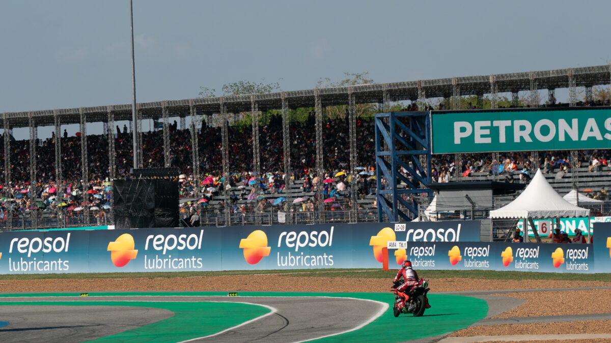 MotoGP: Η υψηλή θερμοκρασία και τα επιθετικά κράσπεδα έφεραν το κλατάρισμα στον Marc Marquez