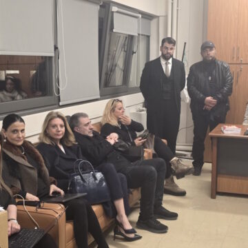 Η Μαρία Καρυστιανού με τη δικηγόρο και στενή συνεργάτιδά της, Μαρία Γρατσία, η Ζωή Κωνσταντοπούλου και ο Πάνος Ρούτσι