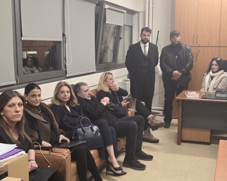 Η Μαρία Καρυστιανού με τη δικηγόρο και στενή συνεργάτιδά της, Μαρία Γρατσία, η Ζωή Κωνσταντοπούλου και ο Πάνος Ρούτσι