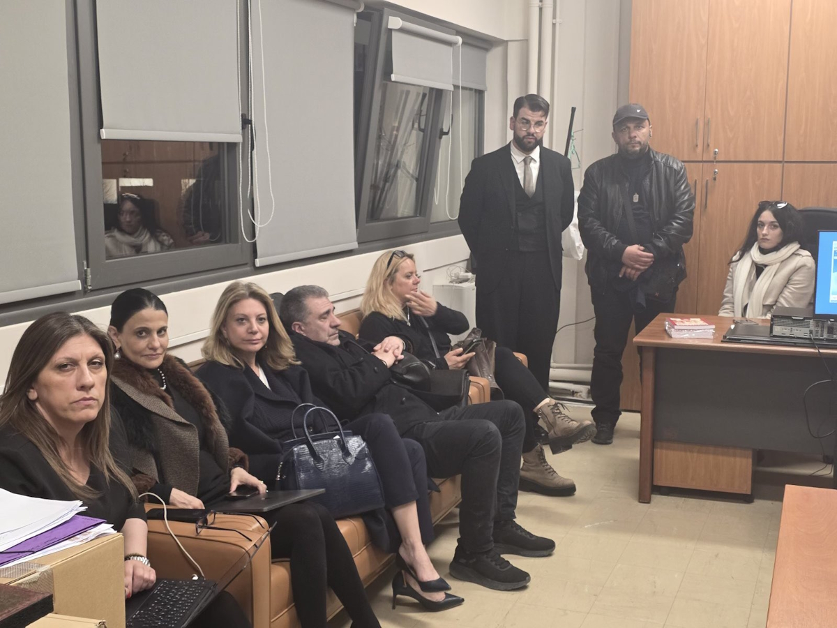 Η Μαρία Καρυστιανού με τη δικηγόρο και στενή συνεργάτιδά της, Μαρία Γρατσία, η Ζωή Κωνσταντοπούλου και ο Πάνος Ρούτσι