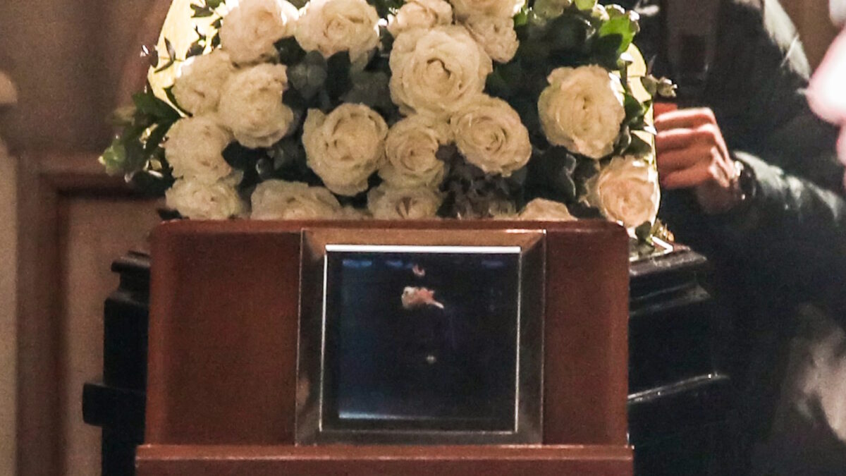 Σε λαϊκό προσκύνημα η σορός της Μαρινέλλας, στο παρεκκλήσι του Ιερού Ναού Αγίου Ελευθερίου στον Μητροπολιτικό Ιερό Ναό Αθηνών