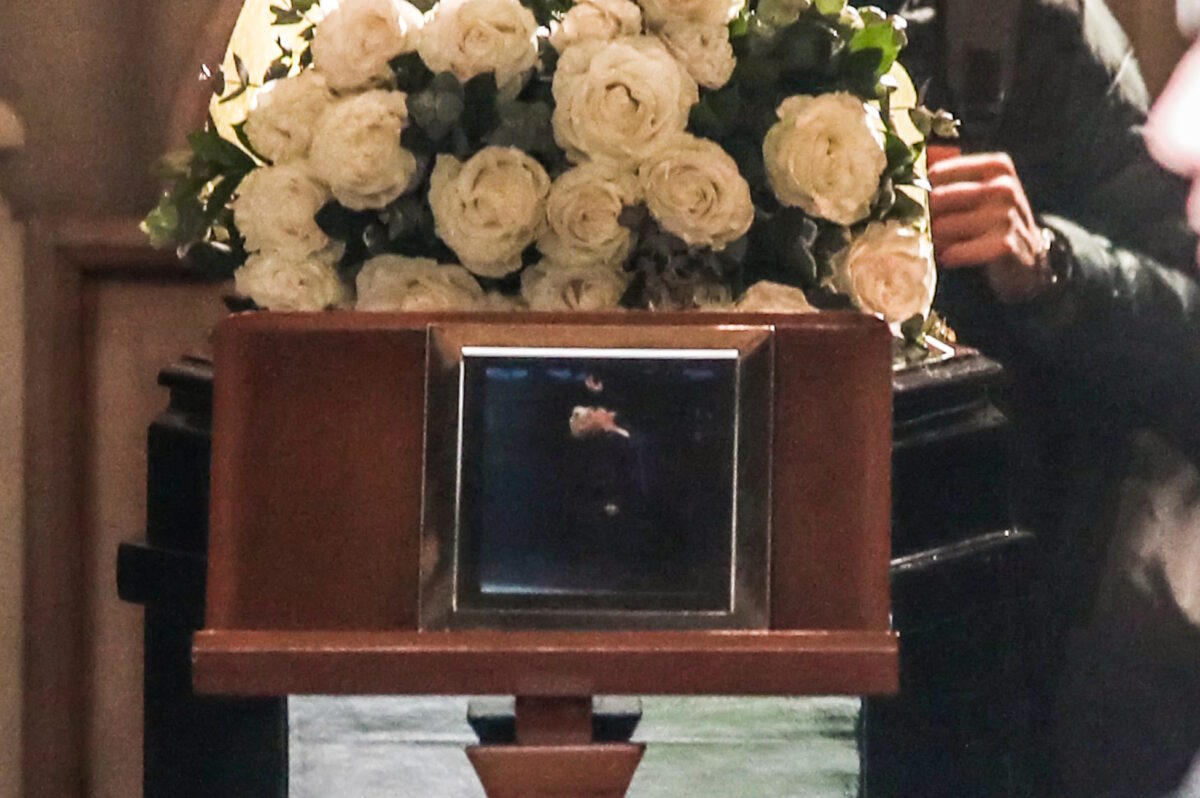 Σε λαϊκό προσκύνημα η σορός της Μαρινέλλας, στο παρεκκλήσι του Ιερού Ναού Αγίου Ελευθερίου στον Μητροπολιτικό Ιερό Ναό Αθηνών