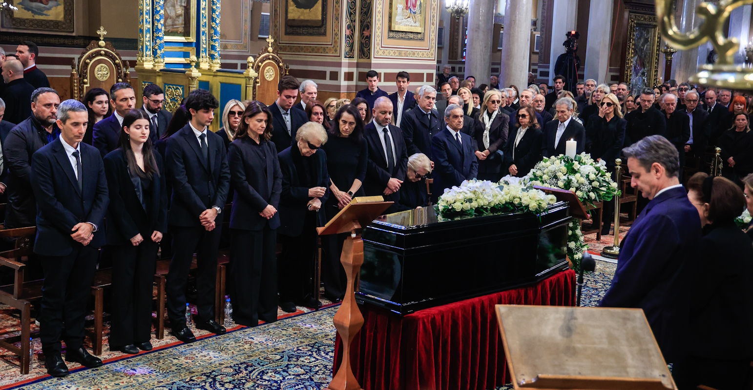 Κηδεία της τραγουδίστριας Μαρινέλλας, στην Μητρόπολη Αθηνών, Τρίτη 31 Μαρτίου 2026. Η Μαρινέλλα πέθανε σε ηλικία 87 ετών έπειτα από έπειτα από σοβαρό εγκεφαλικό επεισόδιο που είχε υποστεί τον Σεπτέμβριο του 2024 τραγουδώντας στη σκηνή του Ηρωδείου. Πρωταγωνίστησε  στη μουσική σκηνή επί 65 χρόνια. Ερμήνευσε αμέτρητα τραγούδια σπουδαίων συνθετών και στιχουργών, ενώ γνώρισε αμέτρητο θαυμασμό σε κάθε εμφάνισή της σε κέντρα, θεατρικές σκηνές και συναυλιακούς χώρους. (ΓΙΩΡΓΟΣ ΚΟΝΤΑΡΙΝΗΣ/EUROKINISSI)