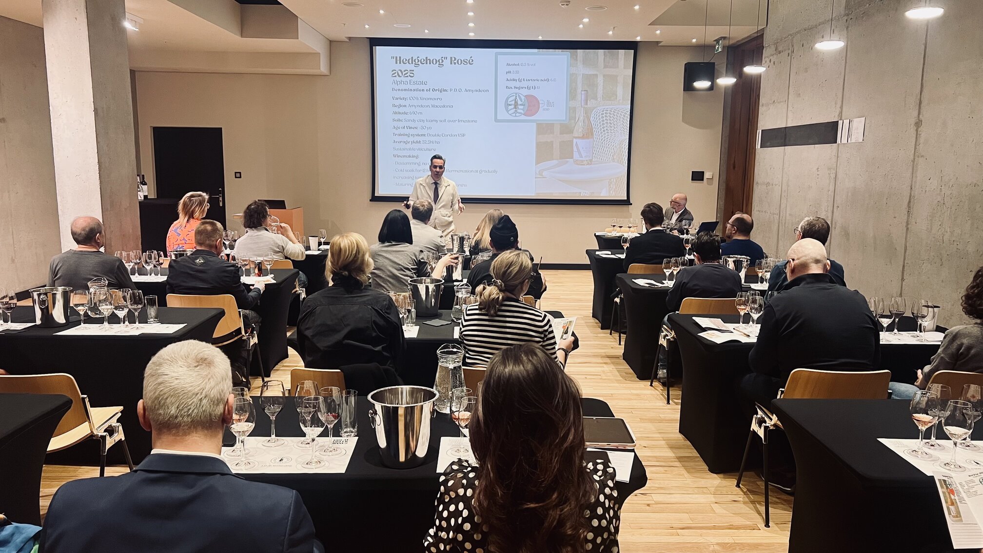 Τα masterclasses στη Βαρσοβία παρουσίασαν ο Γιάννης Καρακάσης MW και ο Wojciech Bońkowski MW, ένας από τους σημαντικότερους γνώστες και υποστηρικτές του ελληνικού κρασιού στην Πολωνία.