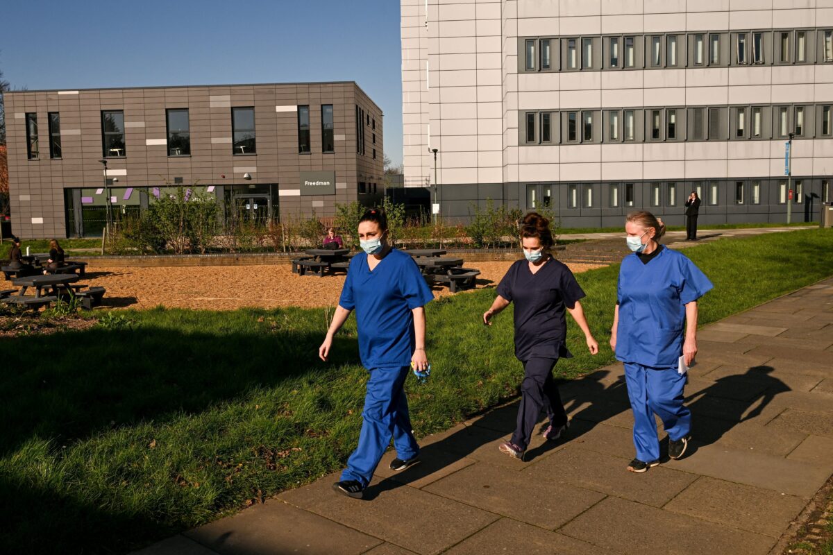 Γιατροί στο πανεπιστήμιο του Κεντ μετά την επιδημία μηνιγγίτιδας