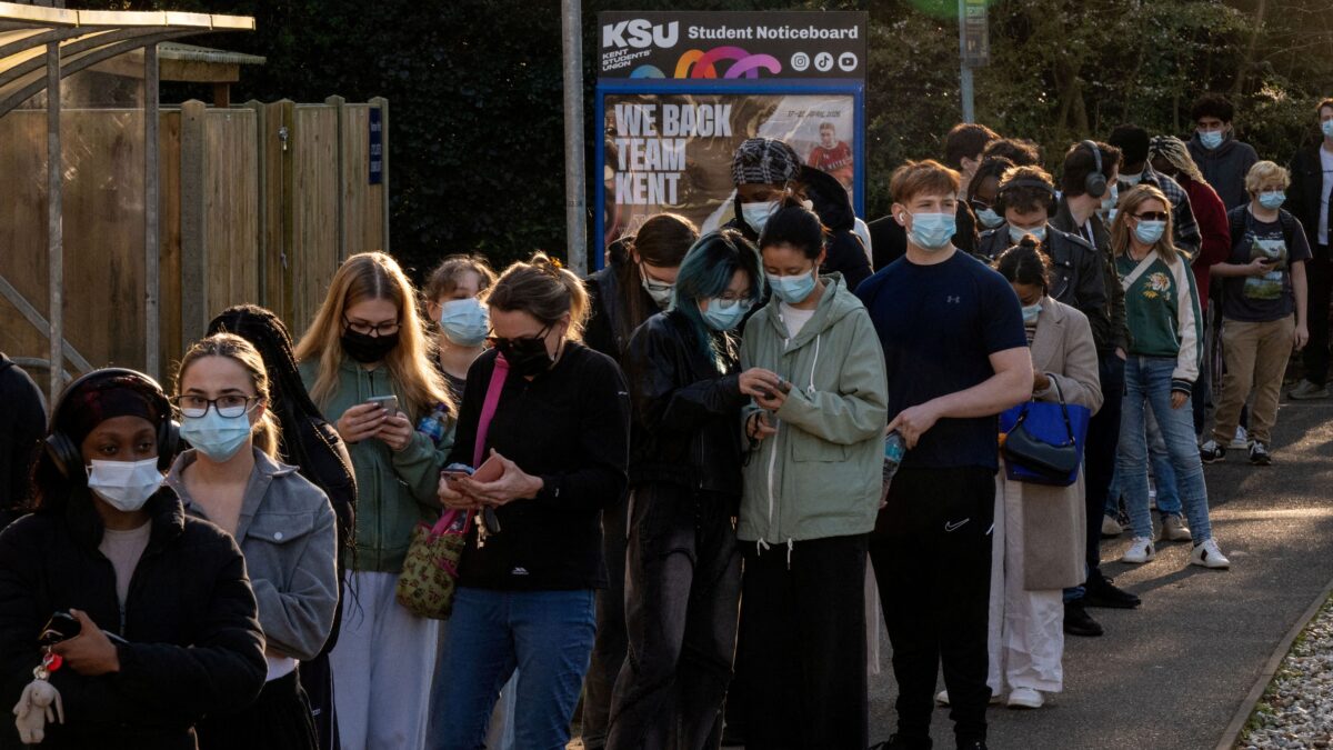 Περιμένουν στην ουρά για να εμβολιαστούν στο πανεπιστήμιο του Κεντ